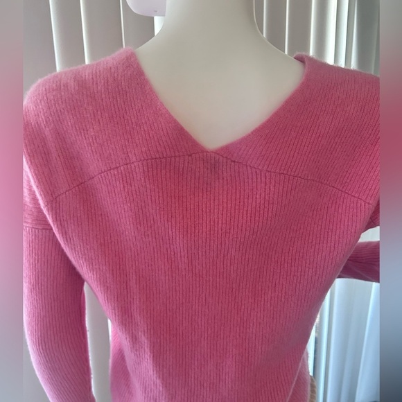 -Maje
Low-Cut Ribbed Cashmere
Sweater pre-owner size 0 - Picture 8 of 13